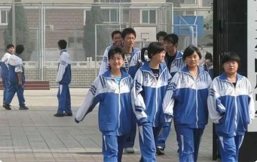 深圳学生校服吃瓜,吃瓜群众热议背后的真相