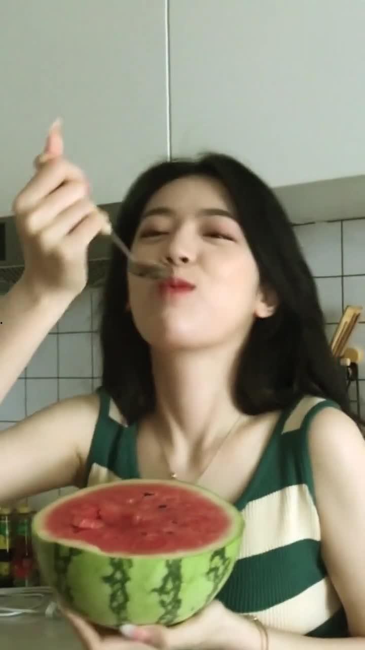 女朋友吃别人的瓜,女友的“偷瓜”奇遇记